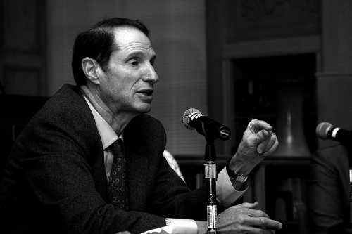 Sen. Wyden speaks about how a UO financial aid plan can become federal law.